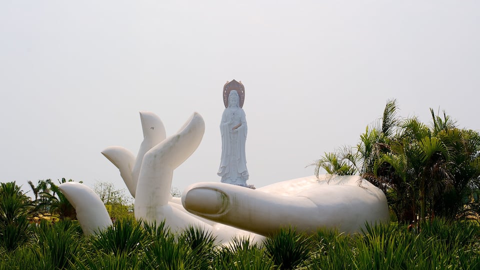Sanya\'se Guanyin der Zuidelijke Zee toont een standbeeld of beeldhouwwerk en kunst in de open lucht