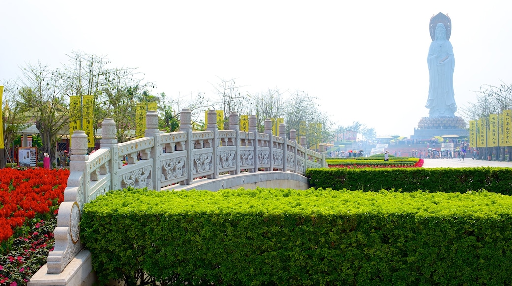 Estátua de Hainan de Guanyin que inclui um jardim e uma ponte