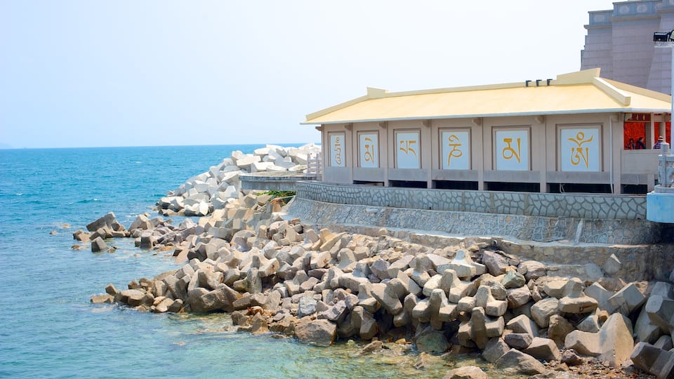 Estatua de Guanyin de Hainan mostrando costa rocosa