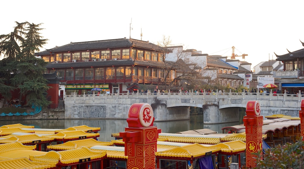 Temple of Confucius montrant patrimoine architectural, temple ou lieu de culte et ville