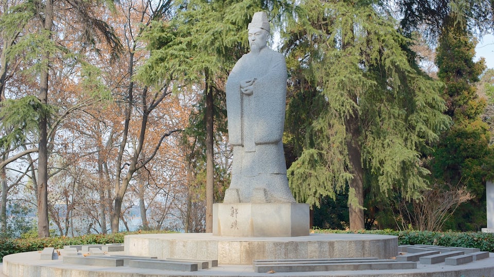 Xuan Wu Lake Park showing a statue or sculpture