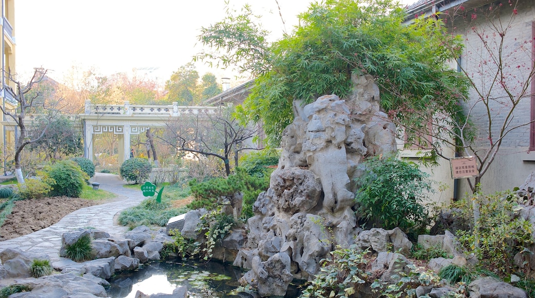 Palacio Presidencial de Nanjing que incluye un estanque