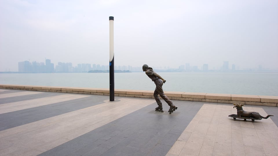 Lago Jinji ofreciendo neblina o niebla