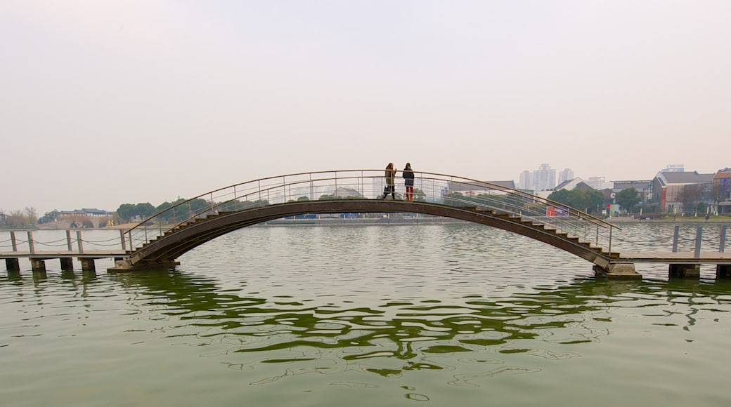 Lago Jinji mostrando um rio ou córrego e uma ponte