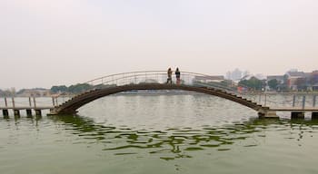 Lago Jinji mostrando un puente y un río o arroyo