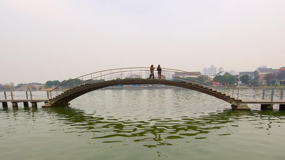 Lago Jinji mostrando un puente y un río o arroyo