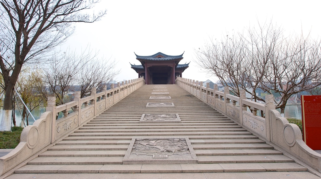 Jinji Lake showing a temple or place of worship and heritage architecture