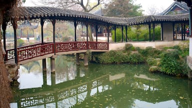 Garten des bescheidenen Beamten welches beinhaltet Brücke und Teich