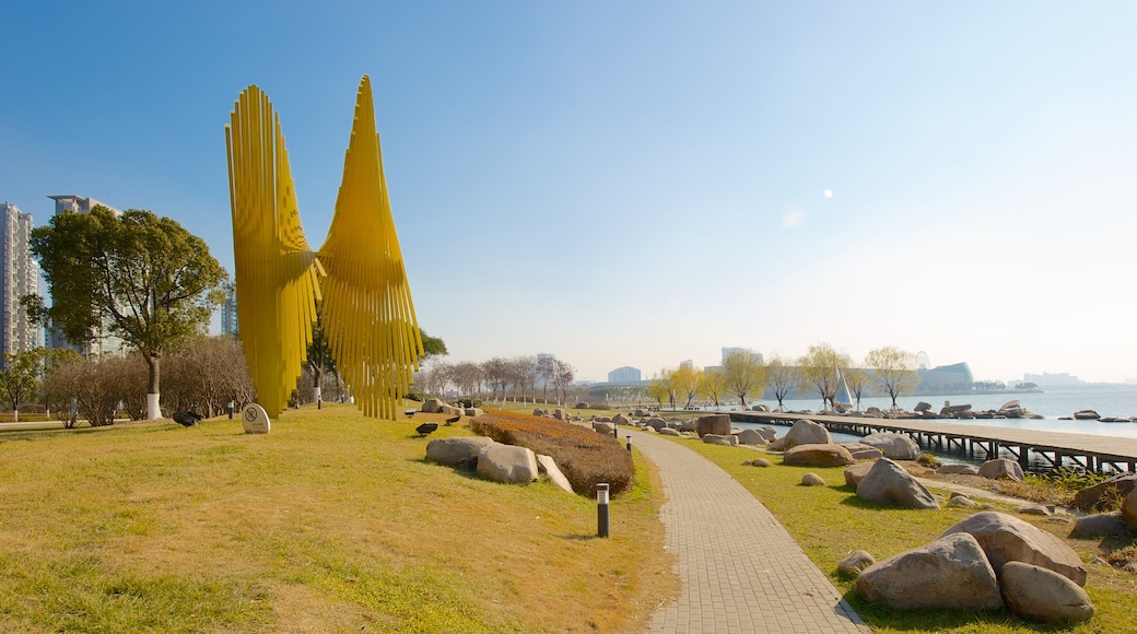 Lago Jinji que incluye un jardín y arte al aire libre