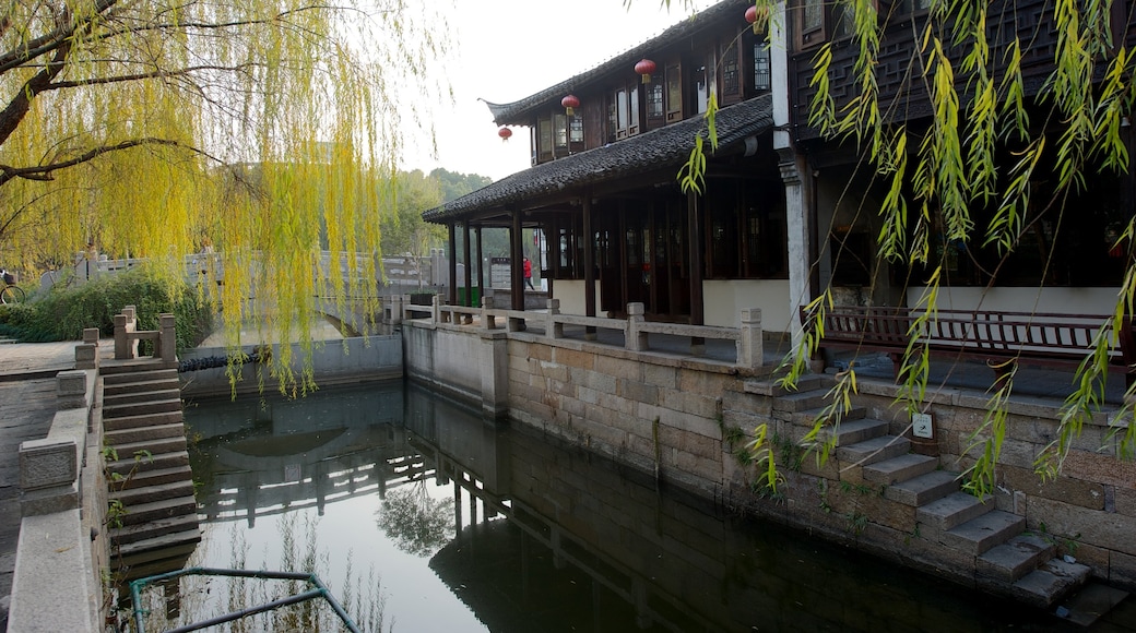 Jiaxing welches beinhaltet historische Architektur und Teich