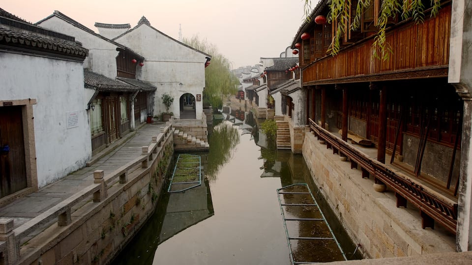 Jiaxing che include fiume o ruscello, piccola città o villaggio e architettura d\'epoca