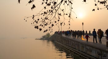 Durchbrochene Brücke das einen Sonnenuntergang und Brücke sowie große Menschengruppe