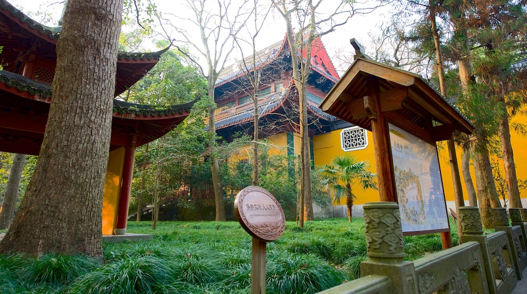 Templo de Lingyin que inclui um templo ou local de adoração, um jardim e elementos religiosos