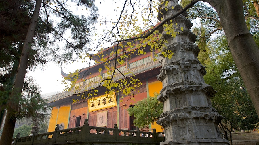 Templo de Lingyin que incluye patrimonio de arquitectura, aspectos religiosos y un templo o lugar de culto