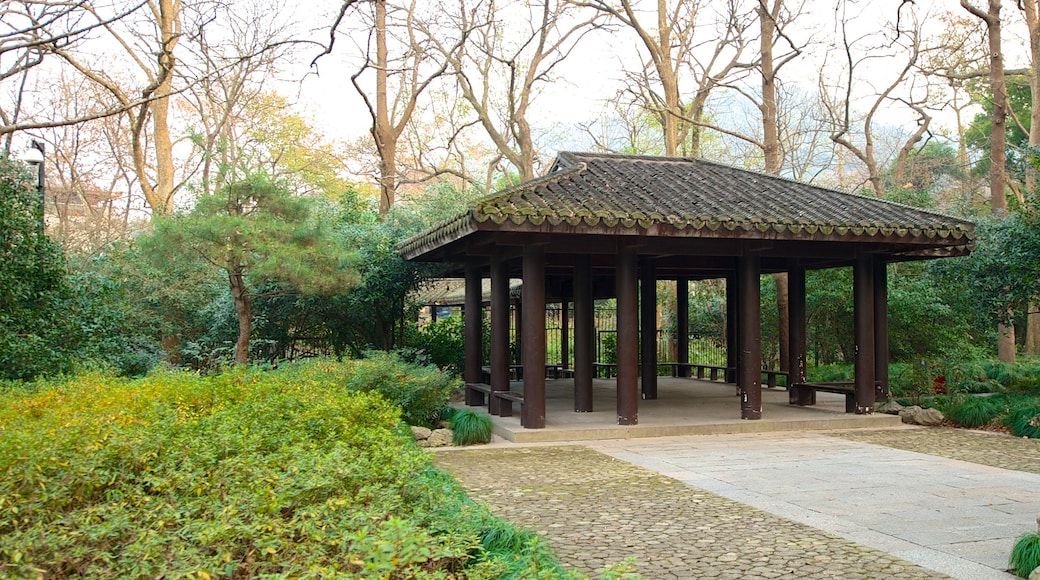 Lingyin Temple showing a garden