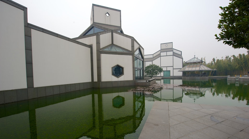 Suzhou-museet presenterar en damm och modern arkitektur