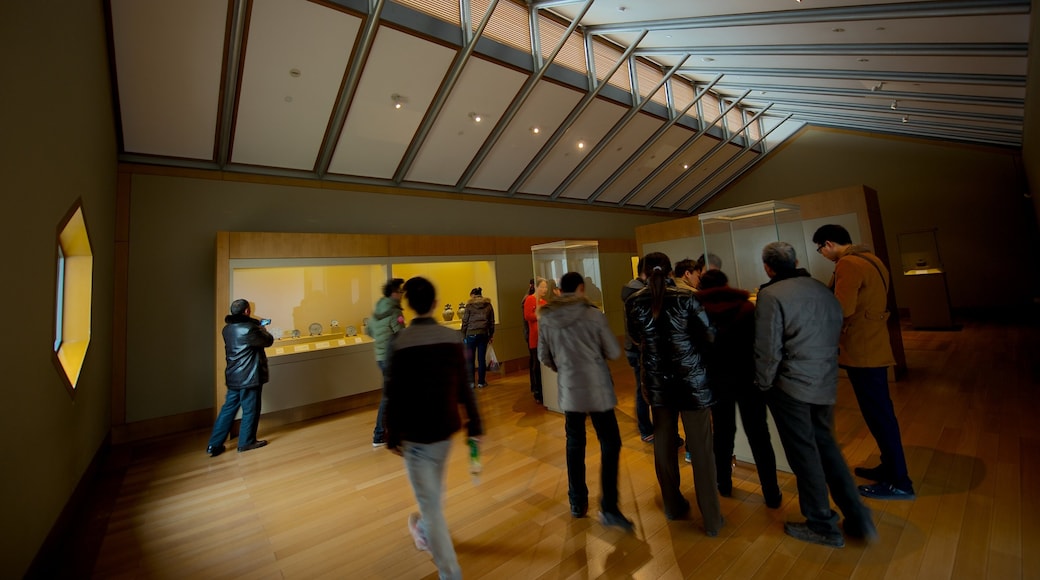 Museo Suzhou que incluye vistas interiores y también un gran grupo de personas