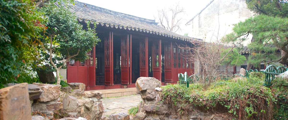 Jardín del Pescador mostrando elementos religiosos y un templo o lugar de culto