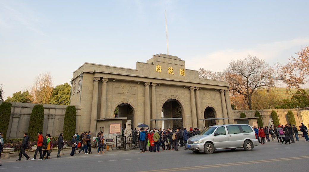 Nanjing Presidential Palace showing heritage architecture and street scenes as well as a large group of people