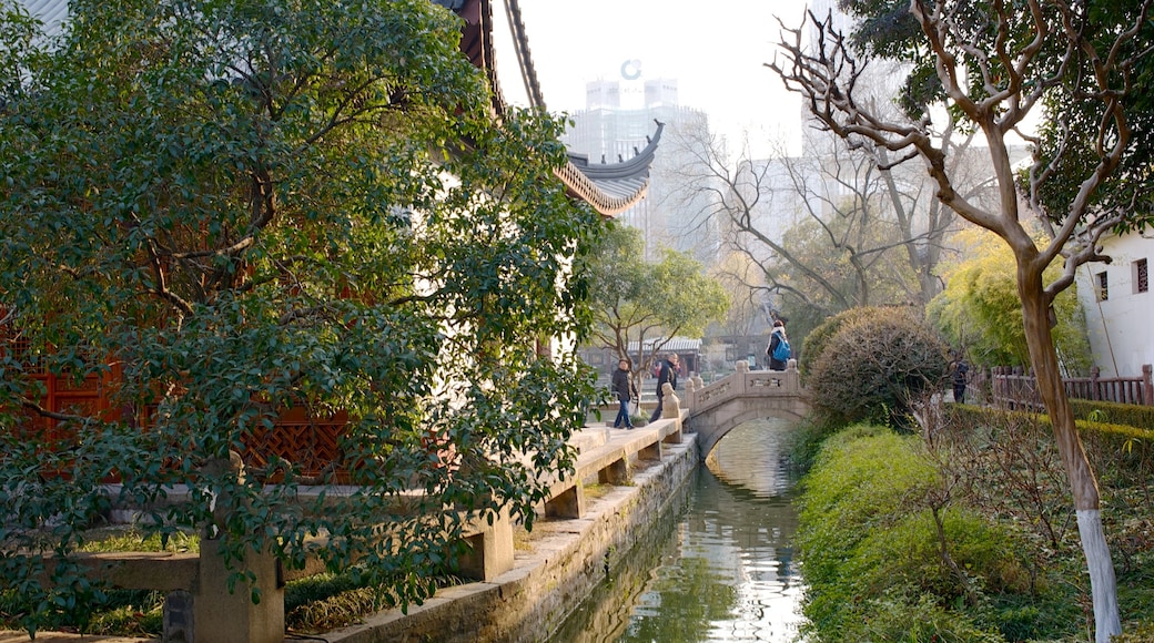 Nanjing Presidential Palace welches beinhaltet Brücke und Fluss oder Bach