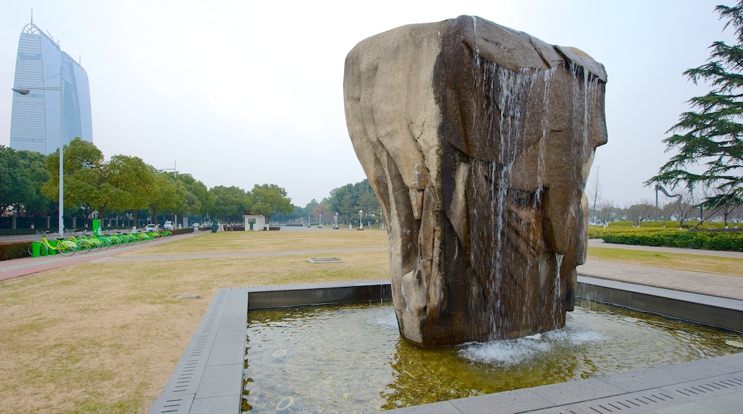 Jinji Lake showing a garden and a fountain