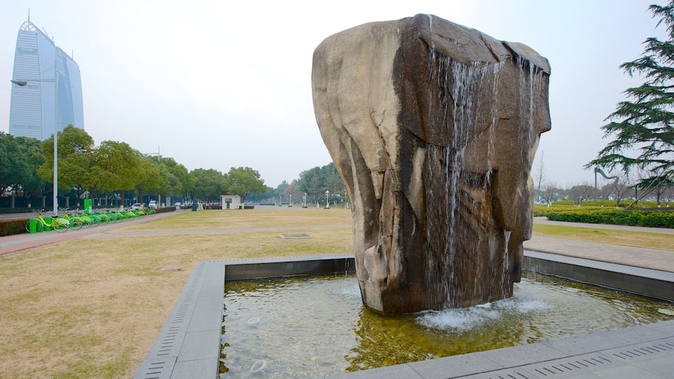 Lago Jinji ofreciendo una fuente y un jardín
