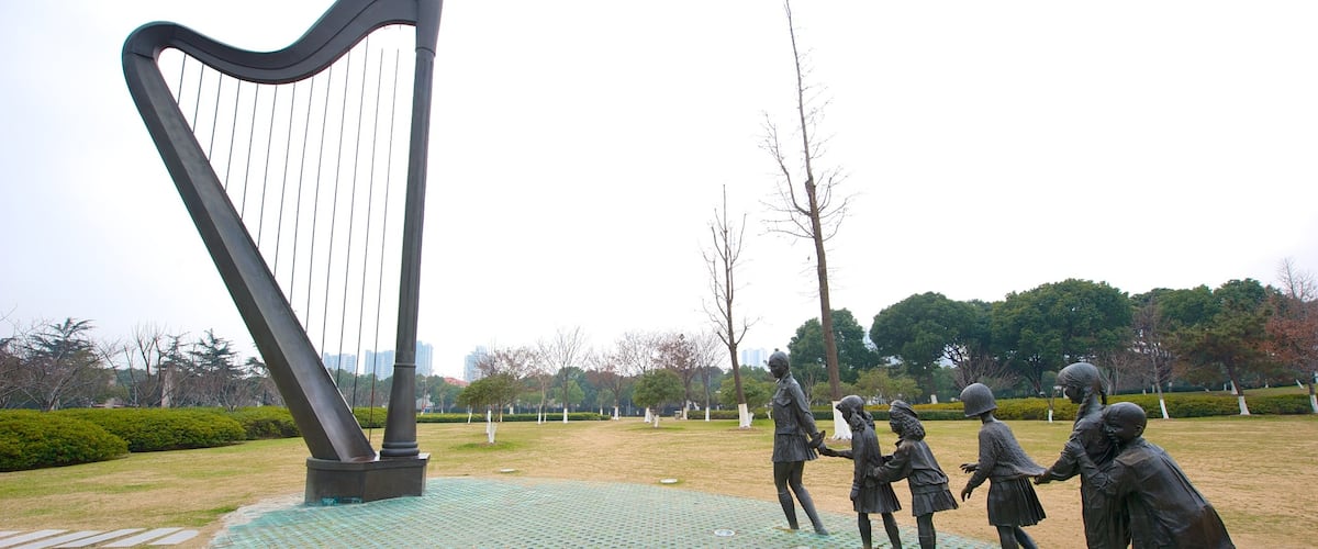 Jinji Lake showing outdoor art and a park