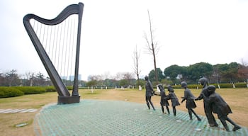 Jinji Lake showing outdoor art and a garden