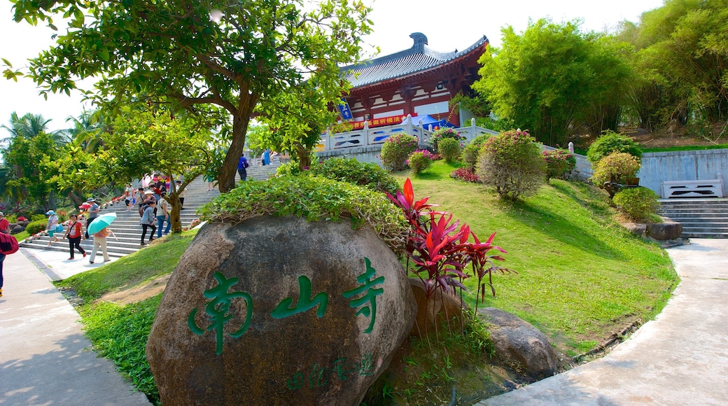 Nanshan Temple showing a garden