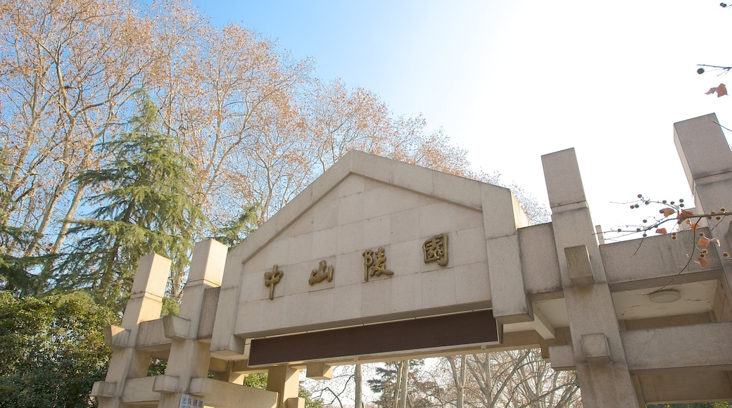 Dr. Sun Yat-Sen Mausoleum showing a cemetery, signage and a memorial