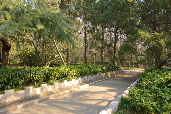 Dr. Sun Yat-Sen Mausoleum showing a garden