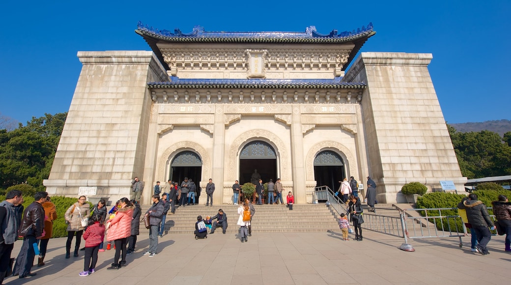 Dr. Sun Yat-Sen Mausoleum showing heritage architecture as well as a large group of people