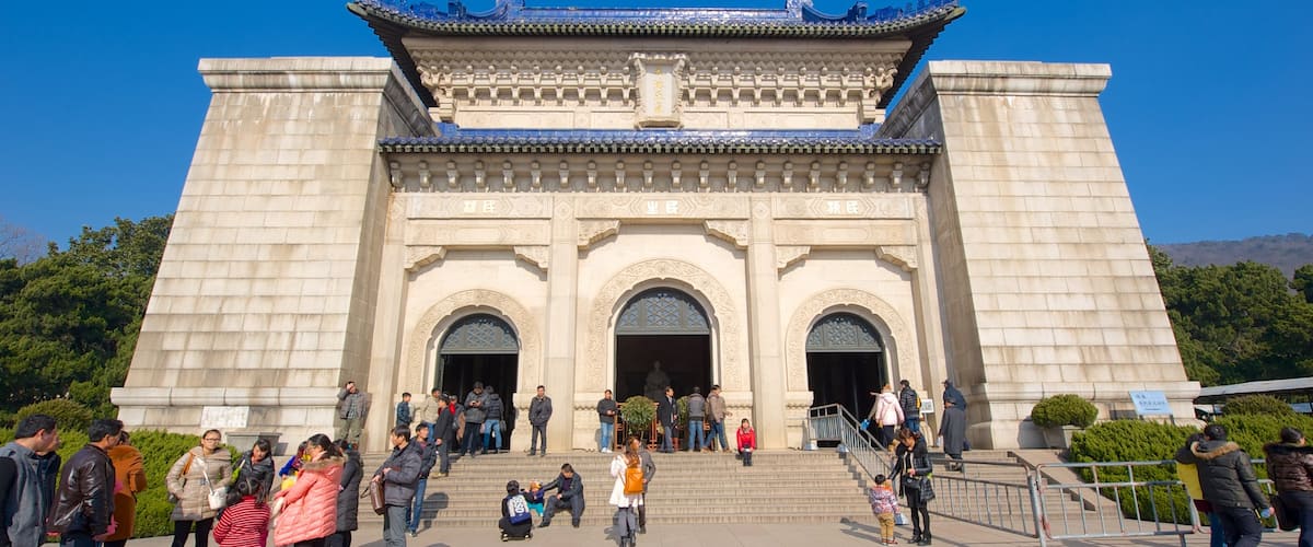 Dr. Sun Yat-Sen Mausoleum showing heritage architecture as well as a large group of people