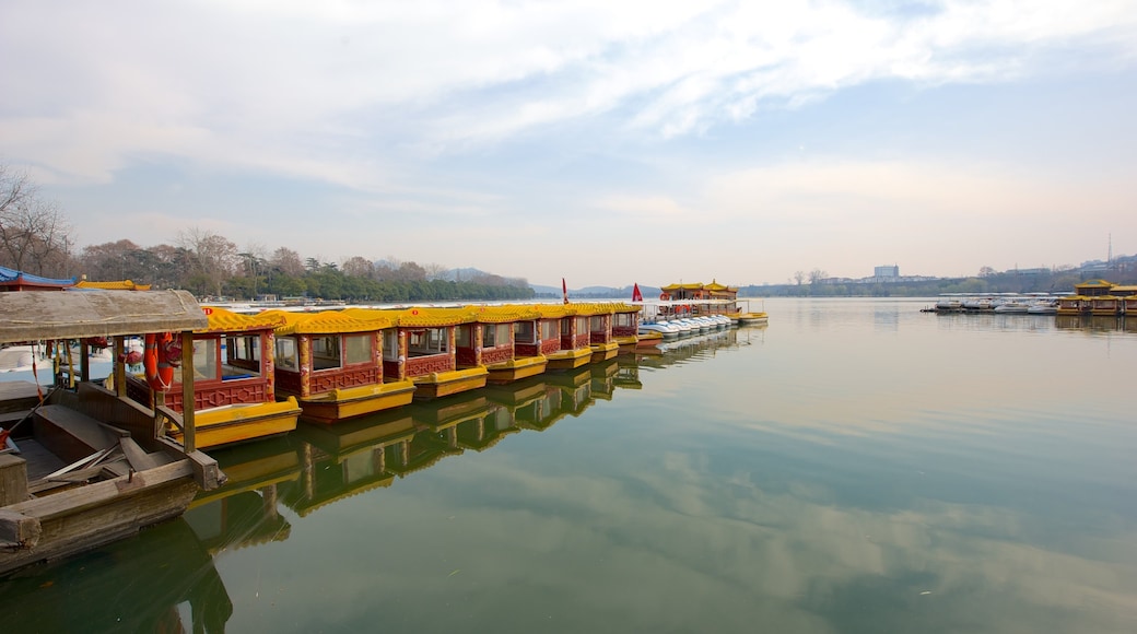 Parque del lago Xuan Wu mostrando un lago o espejo de agua