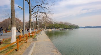 Xuan Wu Lake Park showing a lake or waterhole