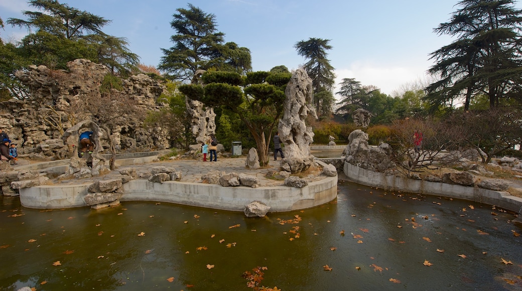 Xuan Wu Lake Park mettant en vedette jardin, couleurs d\'automne et mare