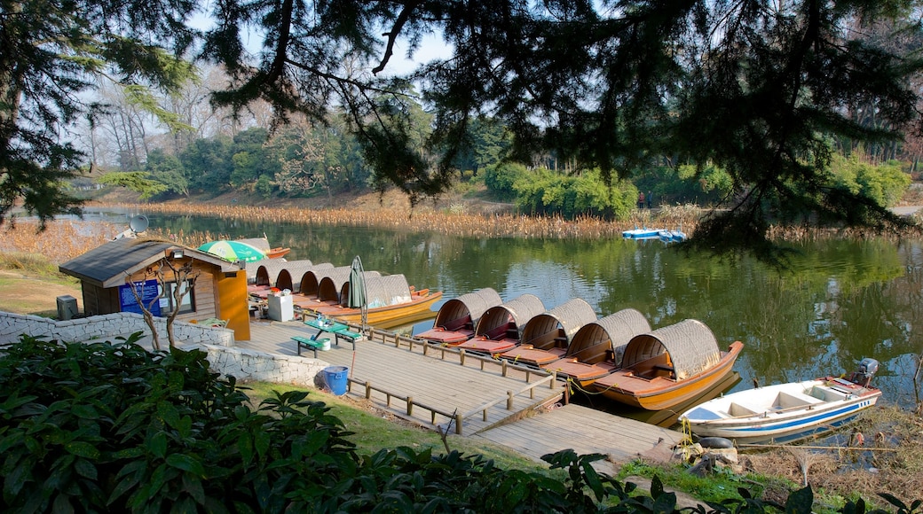 Xuan Wu Lake Park showing a lake or waterhole and a park