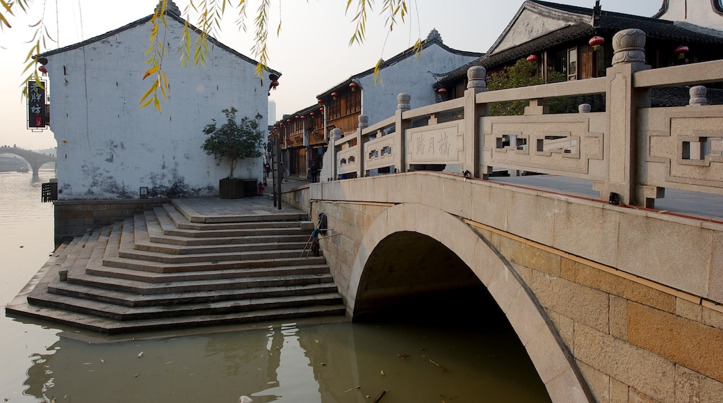 Jiaxing ซึ่งรวมถึง มรดกทางสถาปัตยกรรม, สะพาน และ แม่น้ำหรือลำธาร