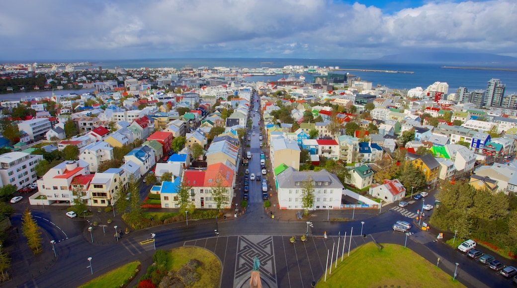 Hallgrímskirkja mostrando uma cidade