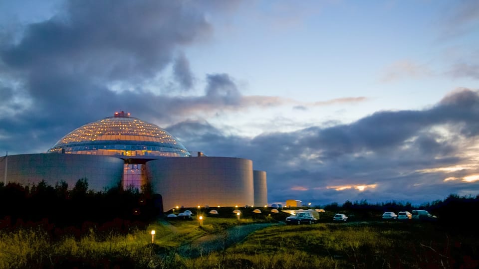 Reikiavik que incluye un atardecer y un observatorio