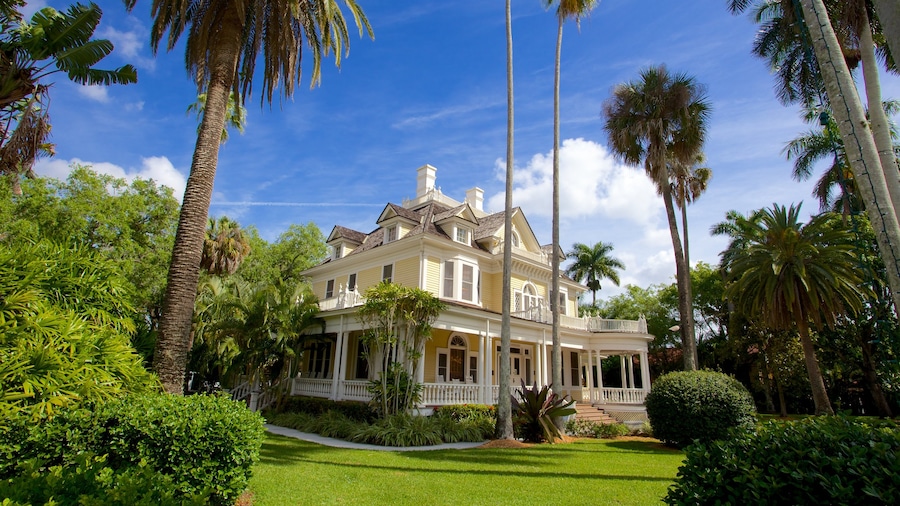 Burroughs Home ofreciendo una casa y un parque