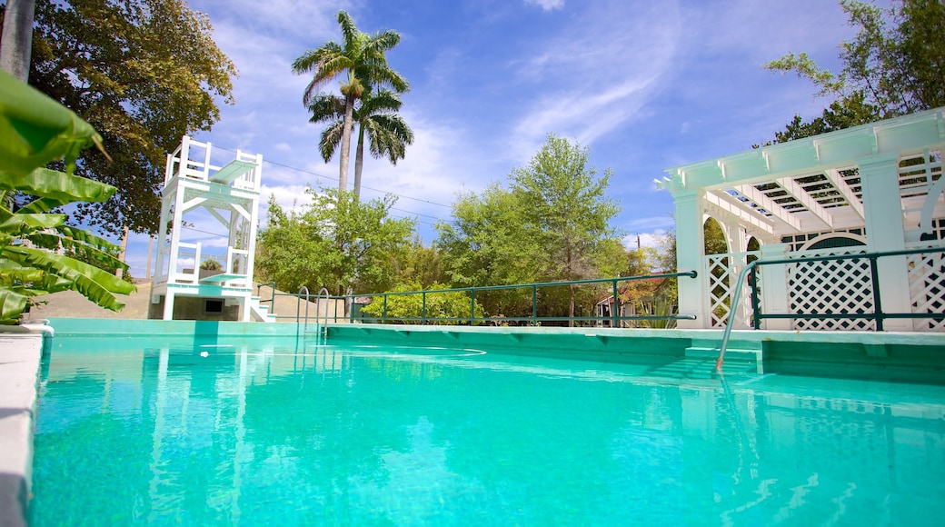 Fort Myers toont een zwembad