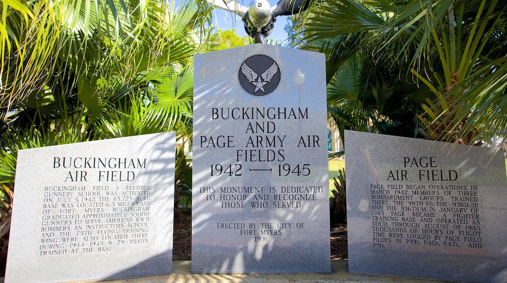 Fort Myers toont bewegwijzering en een monument
