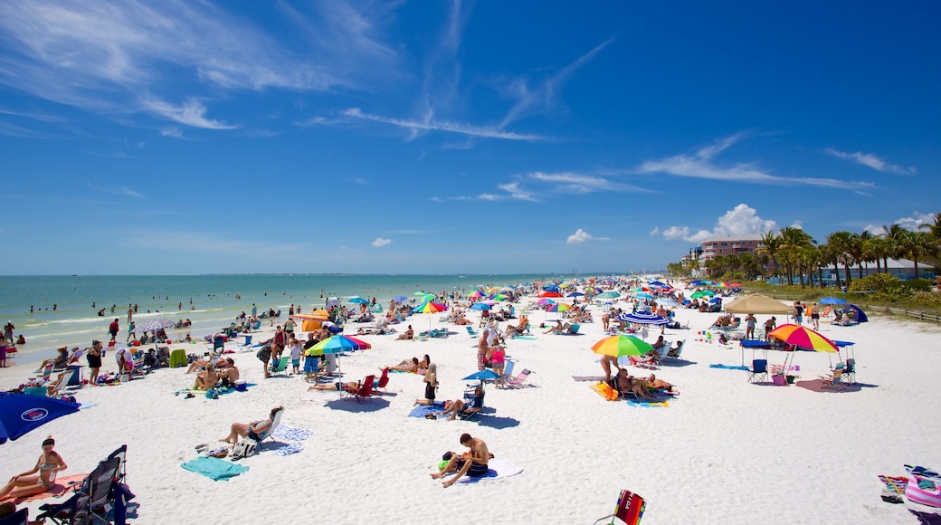 Fort Myers Beach mettant en vedette une plage aussi bien que un grand groupe de personnes