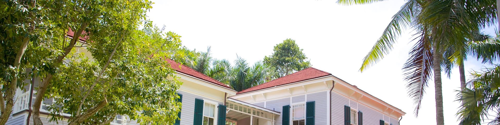 Edison and Ford Winter Estates which includes a house and street scenes