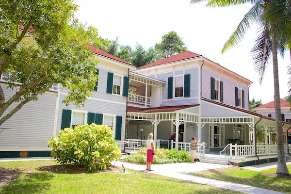 Edison and Ford Winter Estates som inkluderar ett hus och gatuliv