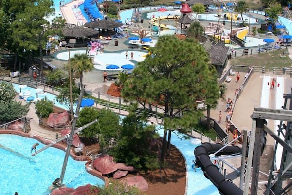Parc aquatique Shipwreck Island montrant parc aquatique et balades