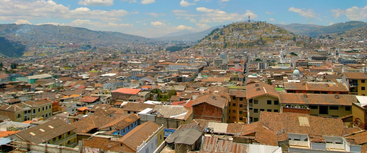 Quito que incluye una ciudad y vistas de paisajes