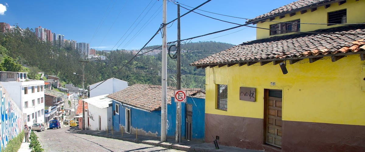 Guapulo featuring street scenes
