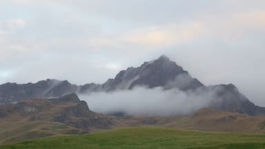 Parque Nacional de Cotopaxi que incluye montañas y niebla